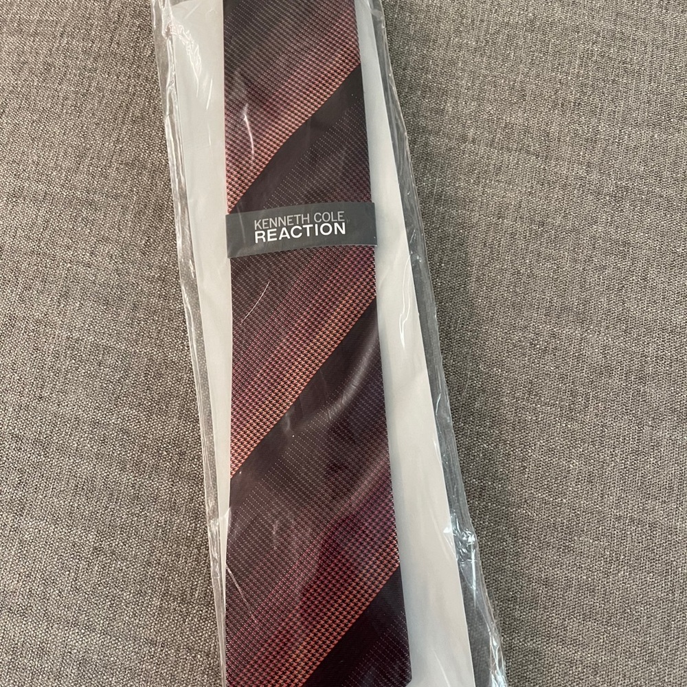 NWT Kenneth Cole Reaction burgundy tie